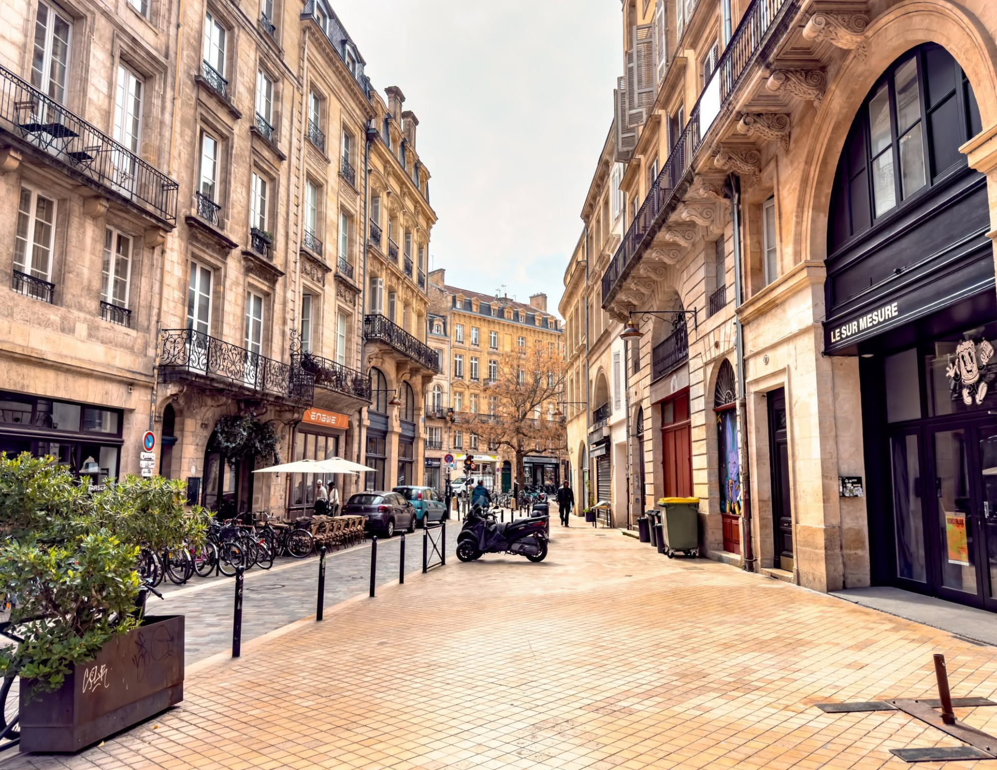 Bordeaux Travel Guide (11).png